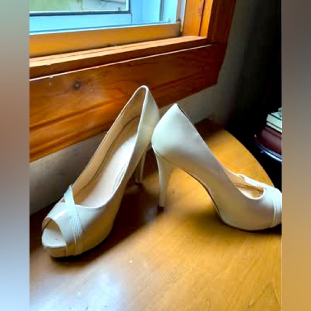 Guess beige stilettos -size 8M